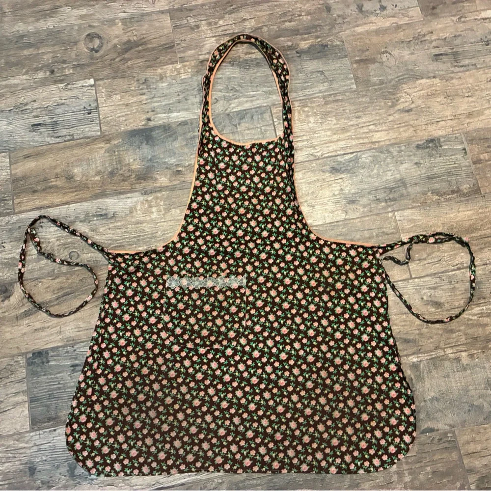 Adult floral apron with pocket